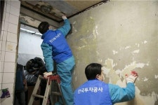 KIC, 중증장애인 독거노인 가정서 봄맞이 대청소