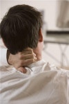 목디스크 초기증상, 목 뒤로 젖힐 때 통증 있거나 수면 중 팔 아프면…