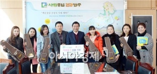 [포토]남문장례식장, 광주시 남구 다문화가족에 우쿠렐레 전달