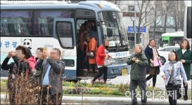 [포토]청계천 찾은 외국인관광객, 위험한 하차