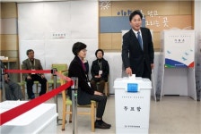 [포토]이창우 동작구청장, 흑석동주민센터서 사전투표