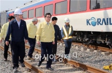 [포토]이낙연 전남지사,무궁화호 열차 탈선사고 현장 방문