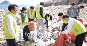 전남농협, 청산도에서 “행복나눔 도서 전달”과 “환경정화활동”