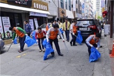 [포토]서구의회, 금호1동 시영아파트 주변 청소