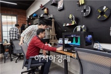 새로 문 연 삼성 C랩존 가보니…3D프린터·아이언맨·청바지