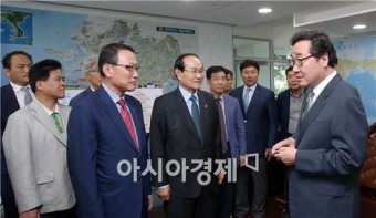[포토]한국정보통신공사협회 회원들과 대화하는 이낙연 전남지사