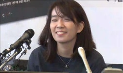 한강 작가 “11년 전 쓴 ‘채식주의자’로 수상…좋은 의미로 이상한 느낌”