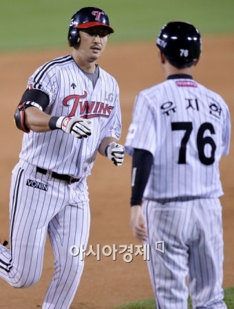 ‘박용택 2홈런 4타점’ LG, 삼성에 설욕…NC 6연승