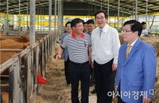 이낙연 전남도지사, 장성 동물복지형 한우농장 살펴
