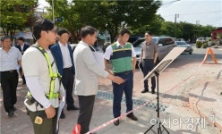 [포토]최영호 남구청장, 청소년 문화의 거리 조형물 설치 현장점검