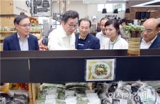 [포토]이낙연 전남지사,광양원예농협 로컬푸드직매장 방문