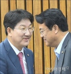 [포토]정진석·권선동, 원내대책회의 참석
