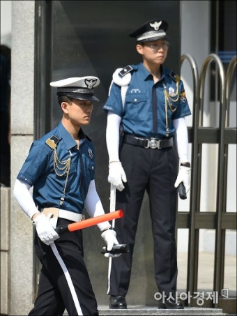 인기투표 ‘꼴찌’한 디자인이 새 경찰 제복으로 선정된 사연을 보니…