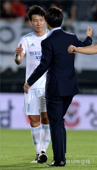[포토]윤정환 감독과 승리의 기쁨 나누는 김태환
