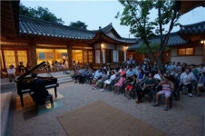 여름밤 한옥 처마따라 흐르는 클래식 선율