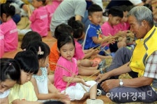 [포토]짚풀공예체험 학습하는 어린이들