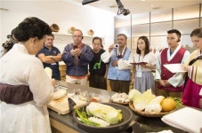 풀무원, 해외 7개 뉴스통신사 김치박물관서 김치담그기 체험