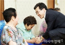 [포토]김성환 동구청장, 성촌경로당 개·보수 현장점검