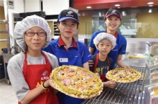 도미노피자 아이들과 직접 피자 만들어 보세요
