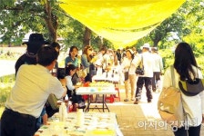 관광객에게 인기 차지하는  곡성 기차당 뚝방마켓