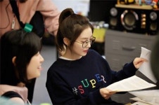 게임회사 여직원들 아이린, 아름이는 열공중?…대본 삼매경 포착