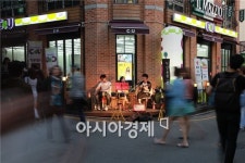 편의점의 특별한 짝짓기…노래하고 밥먹고 회의까지