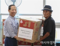 [포토]동성철물 남장희 대표, 취약계증에 선풍기 전달