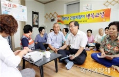 [포토]송광운 광주북구청장, 폭염 속 무더위 쉼터 방문