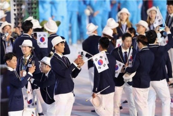 올림픽 개막식, 선수들 손엔 '갤럭시S7 올림픽 에디션'