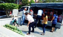 완도 익명의 독지가, 경로당에 수박 100여통 전달