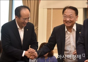 [포토]인사하는 유일호·추경호