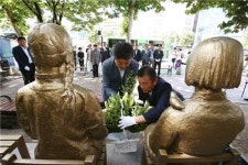 [포토]김영배 성북구청장 성북동 한·중 평화의 소녀상 헌화