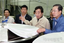 [포토]이낙연 전남지사,고구마 생산가공업체·양파이용 간장제조업체 방문