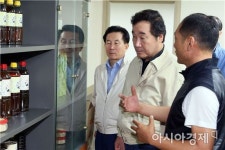 [포토]이낙연 전남지사,고구마 생산가공업체·양파이용 간장제조업체 방문