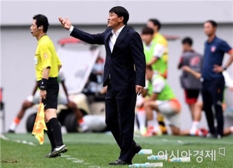 [포토]선수들 독려하는 제주 조성환 감독