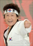 [포토]할머니태권도 시범단의 멋진 찌르기