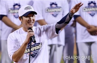 [포토]우승 소감 말하는 두산 캡틴 김재호