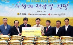 [포토]이낙연 전남지사,전남·경북 농특산물 상생장터 방문