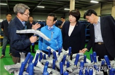 [포토]윤장현 광주시장,동양금속 방문 근로자 격려