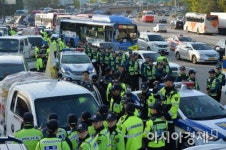 [포토]전농과 경찰, 한남대교에서 16시간 대치