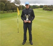 [골프토픽] 주니어골퍼 핀 뽑다가 홀인원 날려