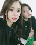 트와이스 신곡 ‘티티(TT)’ 공개되자마자 음원차트 1위 싹쓸이…히트 예감