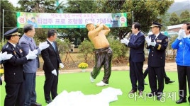 완도군, 최경주 프로골퍼 조형물 모교 화흥초교에 이전 설치