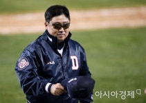 [포토]팬들에게 인사하는 김태형 두산 감독