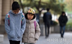 [포토]가을추위에 웅크린 등굣길