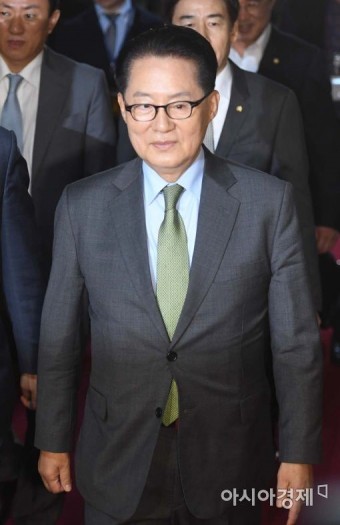 [포토]국회의장-3당 원내대표 회동 참석하는 박지원