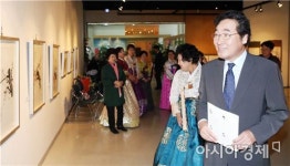 [포토]낙연 전남지사,목포제일정보고등학교 작품전시회 관람