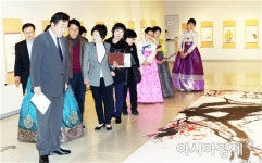 [포토]낙연 전남지사,목포제일정보고등학교 작품전시회 관람