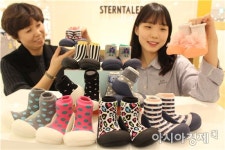 [포토]롯데백화점 광주 “신발이야~? 양말이야~?”