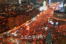 촛불집회와 대형 비리게이트…편의점 웃고 홈쇼핑 울고